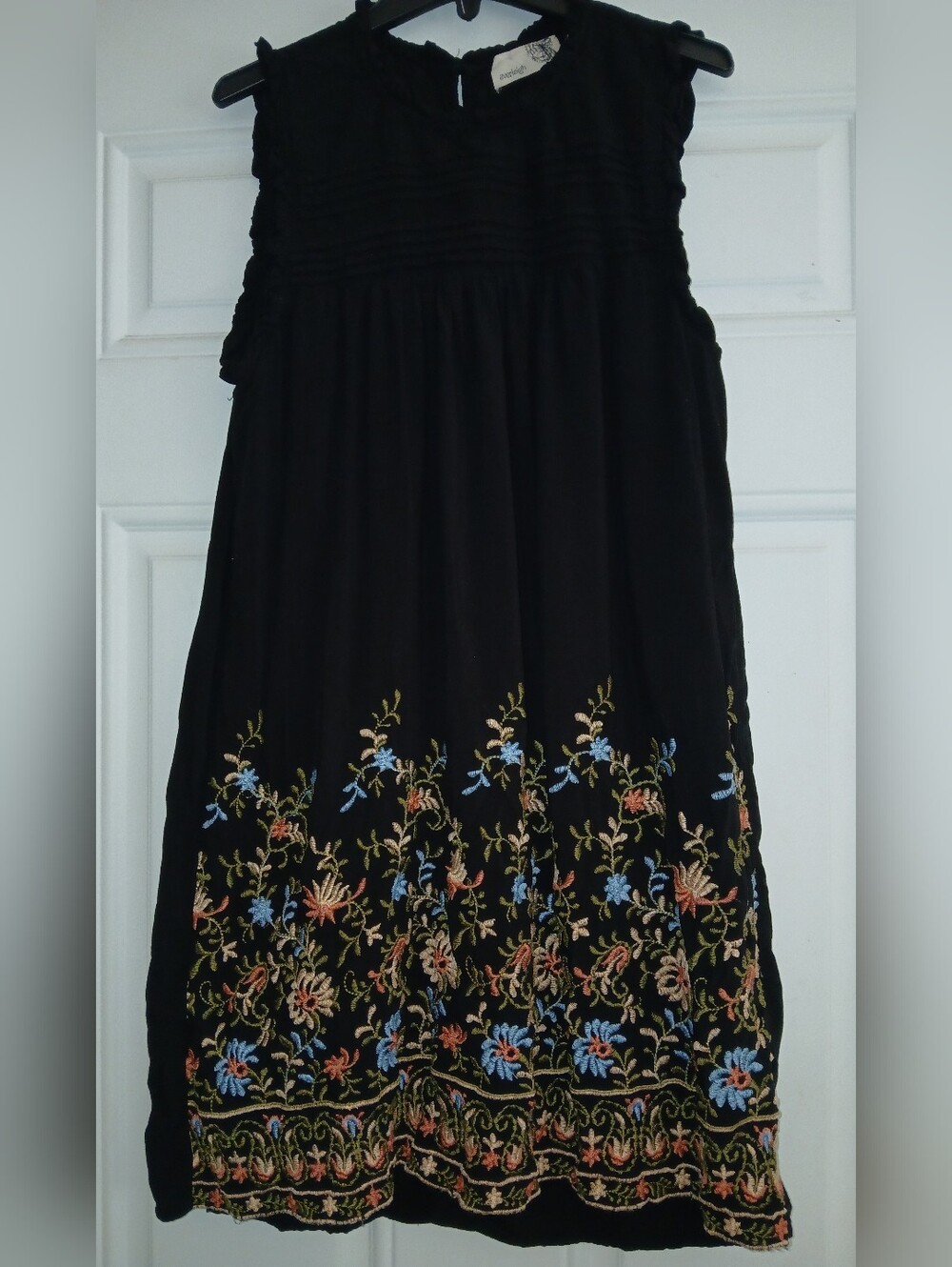 Everleigh Pleated Embroidered Ruffle Trim Sleeveless Dress Size Small